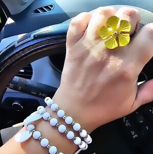 Brand new With TAGS Signature NYC stretchable size 7 Yellow Flower ring